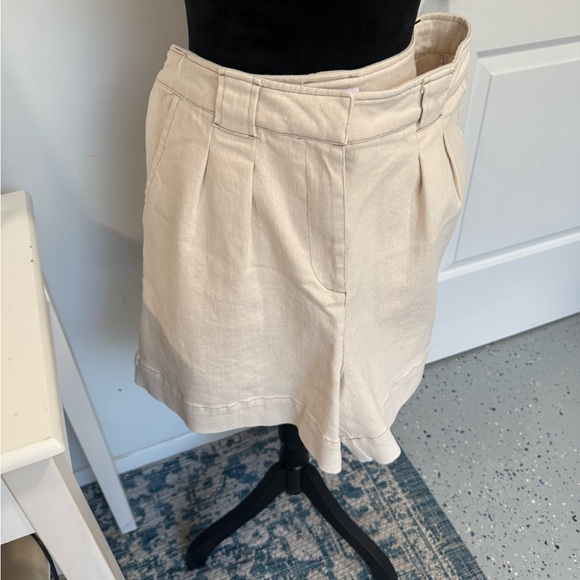 Cream Pleated Short - Picture 1 of 6